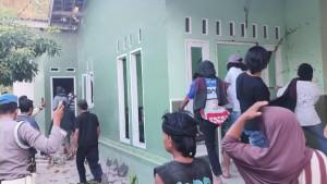 Massa-dari-pihak-Brigadir-Esco-merusak-rumah-Brigadir-Rizka.jpg