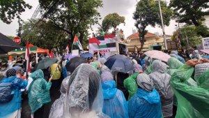 Massa-menggelar-aksi-unjuk-rasa-di-depan-Kedutaan-Besar-Mesir.jpg