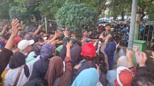 Masyarakat-berlarian-mengejar-petugas-TNI-berseragam.jpg