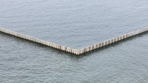 Melihat-Tanggul-Laut-Beton-di-Cilincing_20250911_214555.jpg