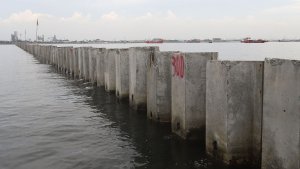 Melihat-Tanggul-Laut-Beton-di-Cilincing_20250911_214631.jpg