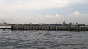 Melihat-Tanggul-Laut-Beton-di-Cilincing_20250911_214710.jpg