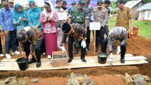 Mendes-PDT-Yandri-Susanto-melakukan-peletakan-batu-pertama-Kopdes-Merah-Putih.jpg