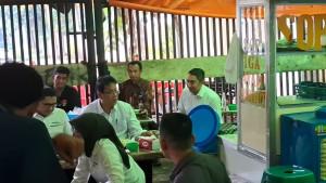 Menkeu-Purbaya-Yudhi-Sadewa-yang-tengah-menikmati-ayam-goreng-sambel-ijo-di-kantin-biru.jpg