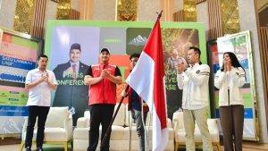 Menpora-Dito-Ariotedjo-dan-Wamenpoea-Taufik-Hidayat-pendaki-disabilitas-Anggi-Wahyuda.jpg