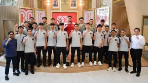 Menpora-Dito-foto-bersama-dengan-Timnas-Futsal-Indonesia.jpg