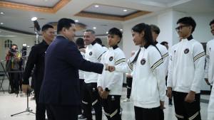 Menpora-Erick-Thohir-saat-menyalami-atlet-Pertacami.jpg