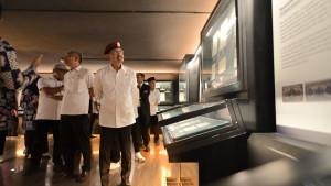 Mensos-Gus-Ipul-saat-di-Museum-BI.jpg