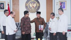 Menteri-Desa-PDT-Yandri-Susanto-menerima-LHP-Kemendes-PDT-2024-dari-Anggota-BPK-RI-Akhsanul-Khaq.jpg