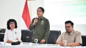 Menteri-Kehutanan-Menhut-Raja-Antoni-beri-sambuatan-di.jpg