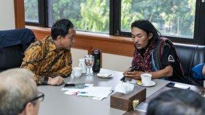 Menteri-Kehutanan-Raja-Juli-Antoni-Agam-Rinjani-tim-SAR-rapat-di-Kemenhut-Jakarta.jpg