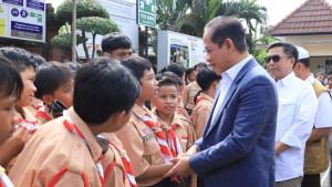 Menteri-Lingkungan-Hidup-Hanif-Faisol-Nurofiq-di-Sekolah-Rakyat-di-Tabanan-Bali.jpg