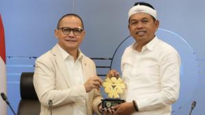 Menteri-Mukhtarudin-dan-Gubernur-Dedi-Mulyadi-Siapkan-Strategi-Baru-bagi-PMI-Asal-Jawa-Barat.jpg