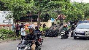 Mobil-Brio-terbalik-di-Semarang.jpg