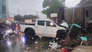 Mobil-Hilux-Tabrak-10-Kendaraan-di-Cipondoh.jpg