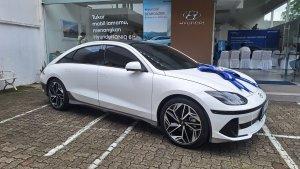 Mobil-listrik-Ioniq-6-terparkir-di-depan-dealer.jpg