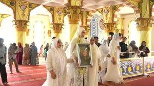Momen-Megawati-Hangestri-membawa-foto-sang-mendiang-ayah.jpg