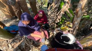 Momen-menarik-Ngatmi-dan-anaknya-demi-melihat-Presiden-Prabowo.jpg
