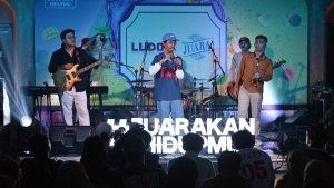Musisi-Raim-Laode-di-hadapan-ratusan-penonton.jpg