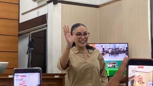 Nikita-Mirzani-melambaikan-tangan-sebelum-sidang-pemerasan-dan-pencucian-uang-dokter-Reza-Gladys.jpg