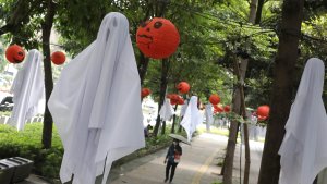 Nuansa-Halloween-Hiasi-Pedestrian-Jalan-Sudirman_20251031_170554.jpg