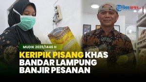 OLEH-OLEH-KHAS-Karyawati-sedang-mengemas-keripik-pisang.jpg