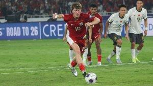Ole-Romeny-menendang-penalti-saat-melawan-Timnas-China.jpg