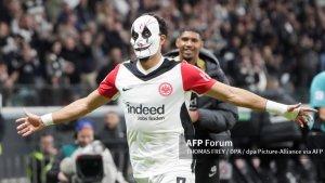 Omar-Marmoush-dari-Frankfurt-merayakan-kemenangan-dengan-memakai-topeng-Halloween.jpg