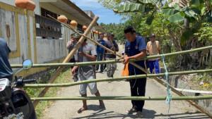 Orangtua-siswa-blokade-jalan-ke-SMKN-Paku.jpg