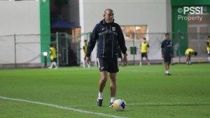 PELATIH-TIMNAS-U-17-Pelatih-Timnas-Indonesia-U-17-Nova-Arianto-2.jpg