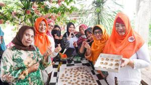 PELATIHAN-UMKM-Para-ibu-mengikuti-pelatihan-Aneka-Produk-Lokal.jpg