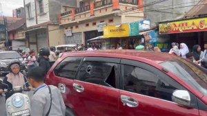 PEMILIK-RENTAL-DIANIAYA-Kaca-mobil-pecah-setelah-diamuk-massa.jpg