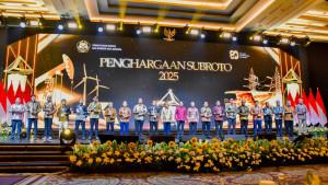 PENGANUGERAHAN-SUBROTO-2025-Menteri-ESDM-Bahlil.jpg