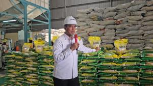 PENYALURAN-BERAS-SPHP-Direktur-Utama-Perum-Bulog-Ahmad-Rizal-Ramdhani00.jpg