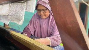PERAJIN-TENUN-SONGKET-Rosna.jpg