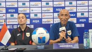 PMPC-TIMNAS-PUTRI-INDONESIA-Pelatih-Timnas-Putri-Indonesia-Satoru-Mochizuki-bersama.jpg