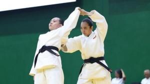 PON-BELA-DIRI-Judoka-Jawa-Tengah-Lie-Grace-Nathalia-kiri-dan-Cynthia-Trubus-Octaviani.jpg
