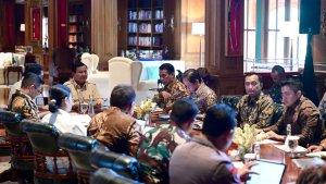 PRABOWO-PIMPIN-RATAS-Presiden-Prabowo-Subianto-menggelar-rapat-terbatas.jpg