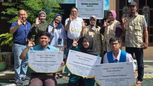 PT-Pegadaian-memberikan-beasiswa-bagi-599-pengelola-bank-sampah.jpg