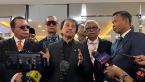 Pakar-telematika-Roy-Suryo-di-Bareskrim-Polri-usai-menyerahkan-surat-Irwasum-di-Bareskrim-Polri.jpg