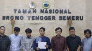 Para-oknum-pendaki-Gunung-Semeru-yang-mendaki-melalui-jalur-ilegal.jpg