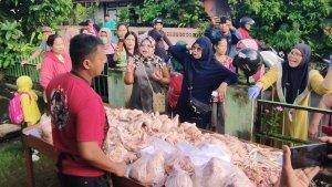 Para-pedagang-daging-ayam-Pasar-Wates-geruduk-lapak.jpg