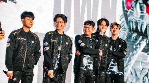 Para-roster-RRQ-Hoshi-saat-diwawancara-di-atas-panggung-MPL-Indonesia.jpg