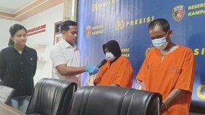 Pasangan-suami-istri-tersangka-tidak-asusila-terhadap-anak-saat-dihadirkan-Polres-Kampar.jpg