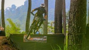 Pebalap-sepeda-downhill-Rendy-Varera-Sanjaya-beraksi-di-putaran-final.jpg
