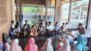 Peduli-Pendidikan-Agama-Polres-Aceh-Selatan-Turun-Langsung-Mengajar-Ngaji.jpg