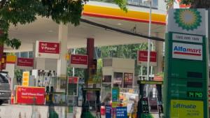 Pegawai-SPBU-swasta-di-Jakarta-Selatan-tetap-bertugas-meski-stok-bensin-kosong.jpg