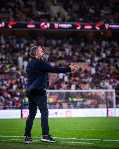 Pelatih-Barcelona-Hansi-Flick-saat-mendampingi-timnya.jpg