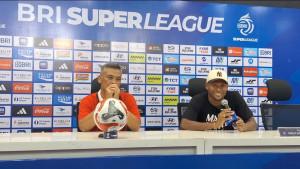 Pelatih-Malut-United-Hendri-Susilo-bersama-pemainnya-Wbyemer-Angulo-foto-bersama.jpg