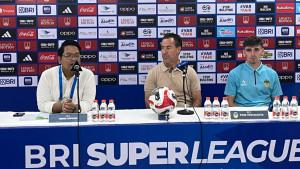 Pelatih-PSIM-Yogyakarta-Jean-Paul-van-Gastel-pada-sesi-after-match-conference-laga-Derby-Mataram.jpg